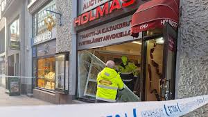 Varkaat ajoivat koruliikkeen näyteikkunan rikki Helsingissä – saaliiksi timanttikoruja ja arvokelloja