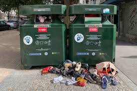 Bennes à vêtements qui débordent : 170 000 euros d’amende contre un éco-organisme