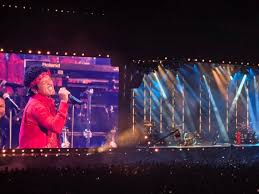 Review: Bruno Mars delivers a retro feel-good concert without runways or distractions