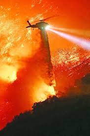 رياح عاتية تفاقم حرائق أمريكا | صحيفة الخليج