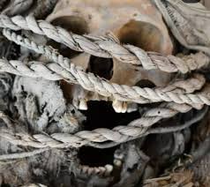 In Peru's Atico River Valley, archaeologists have made a remarkable discovery: a mᴀssive circular stone tomb containing the remains of 24 individuals. Wrapped in ancient textiles and buried alongside pottery, tools, and