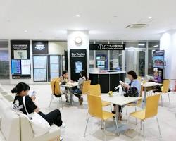 那覇バスターミナル待合室の様子の画像