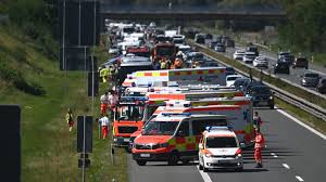 Auffahrunfall mit Reisebus auf A3: 20 Verletzte, darunter viele Senioren — SWR