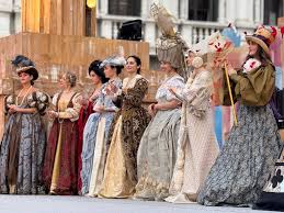 In Piazza San Marco la sfilata delle 12 Marie celebra la storia della festa e dell'artigianato sartoriale
