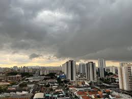 Frente fria muda o tempo em SP neste domingo, com chuva, vento e queda de temperatura