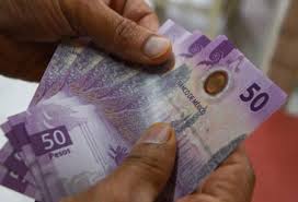 Peso mexicano cierra en 18.67 por dólar previo a anuncio de la Fed