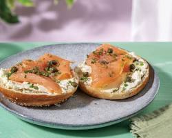 Bild på Cold smoked salmon on a bagel with cream cheese