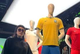 ‘Vai, Brasa’: a designer por trás da camisa da discórdia da Seleção