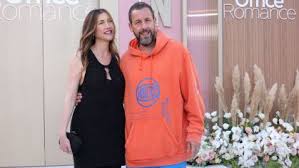 Adam Sandler aparece de moletom na estreia do filme da esposa e é criticado
