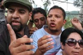 Agentes de la DNIC rodeados por los asistentes sepelio del joven albañil Pedro Magdiel Muñoz Salvador. - hn4-300x199