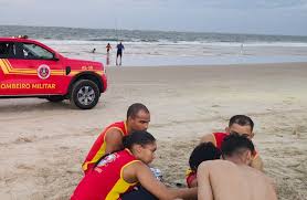 Casal é retirado do mar após princípio de afogamento na Praia dos Artistas