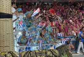 ‘Volta para Cuba’: integrantes da Tuiuti desfilam com bandeira de país