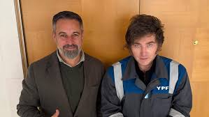 Milei se reúne con Abascal en Madrid vestido con un mono de trabajo de la petrolífera argentina YPF