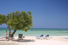 Galerie Foto - Insula din Caraibe, cu peste 1.000 km de coastă, unde localnicii nu mai au acces la plajă