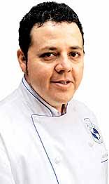 Alex Manriquez, Chef de Valle Nevado Su larga experiencia como sub-chef del hotel Plaza San Francisco lo capacita para ese despliegue de actividad en la que ... - 37673