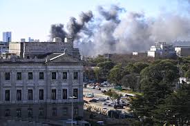 Voraz incendio en depósito de juguetes de Montevideo genera alerta