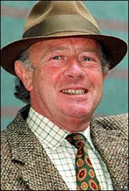 Alan Coren. Coren was a founding member of BBC Radio 4&#39;s News Quiz - _44186349_alan_coren_203300pa