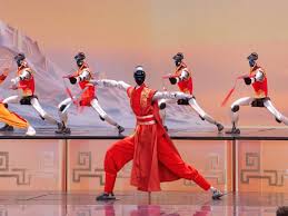 China llevó robots humanoides al mayor espectáculo televisivo del país: los hizo practicar kung-fu con...