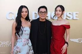 63岁李连杰拜见仁波切，夫妻俩坐边上屈身合影