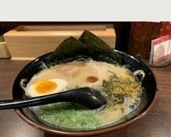 那覇市松山の夜景とラーメン店の画像