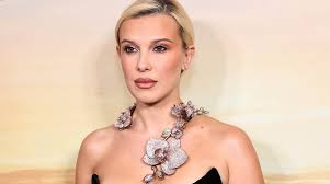 Millie Bobby Brown Stuns in Bikini: 'Stranger Things' Star Heats Up the Beach! - Imagen principal del artículo