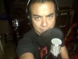 En plena acción en el estudio de Fernando Lezama, grabando el disco “Errante” en donde se estrena como vocalista de Delirium. - deliaseer07