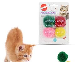 cat playing with yarn pompomsの画像