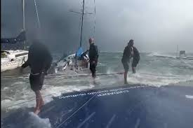 Velejadores fazem força-tarefa para salvar barcos após vendaval em Ilhabela (SP)