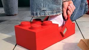 LEGO y Crocs presentan un innovador calzado inspirado en los icónicos bloques de construcción