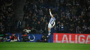 Mikel Oyarzabal es un tesoro para la Real Sociedad, que gana con uno menos desde el minuto 45 al Celta