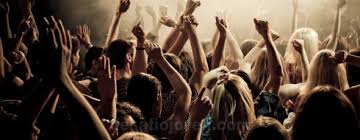 Resultado de imagen para jovenes en una fiesta