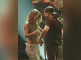 Alejandro Sanz reafirma su romance con Stephanie Cayo: La invitó a bailar juntos en un concierto de su gira ‘¿Y Ahora Qué?’