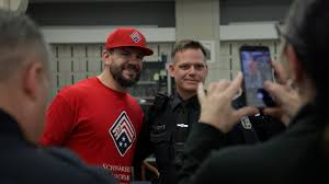 Kyle Schwarber visits police station in community