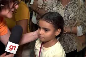 Menina de 8 anos viraliza ao falar sobre morte da mãe em entrevista ao vivo
