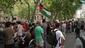 VIDEO: Heavy police presence at Sydney Town Hall as protesters gather