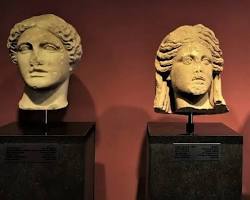 Fethiye Müzesi eserleri Trilingual Stele ve Likya heykelleri resmi