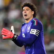 Goleiro Ochoa se torna o primeiro jogador a disputar seis edições de Copa do Mundo