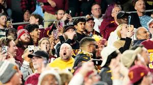 ¡Abucheos y Elogios! Trump Irrumpe en Partido de los Commanders