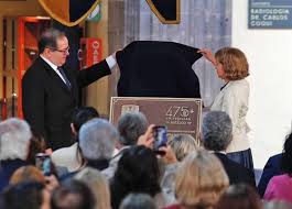 Develan placa por aniversario de la UNAM