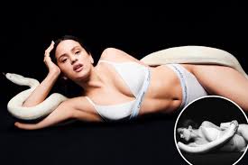 ¡Rosalía Enciende la Red! Calvin Klein y Serpientes, ¡Imperdible!