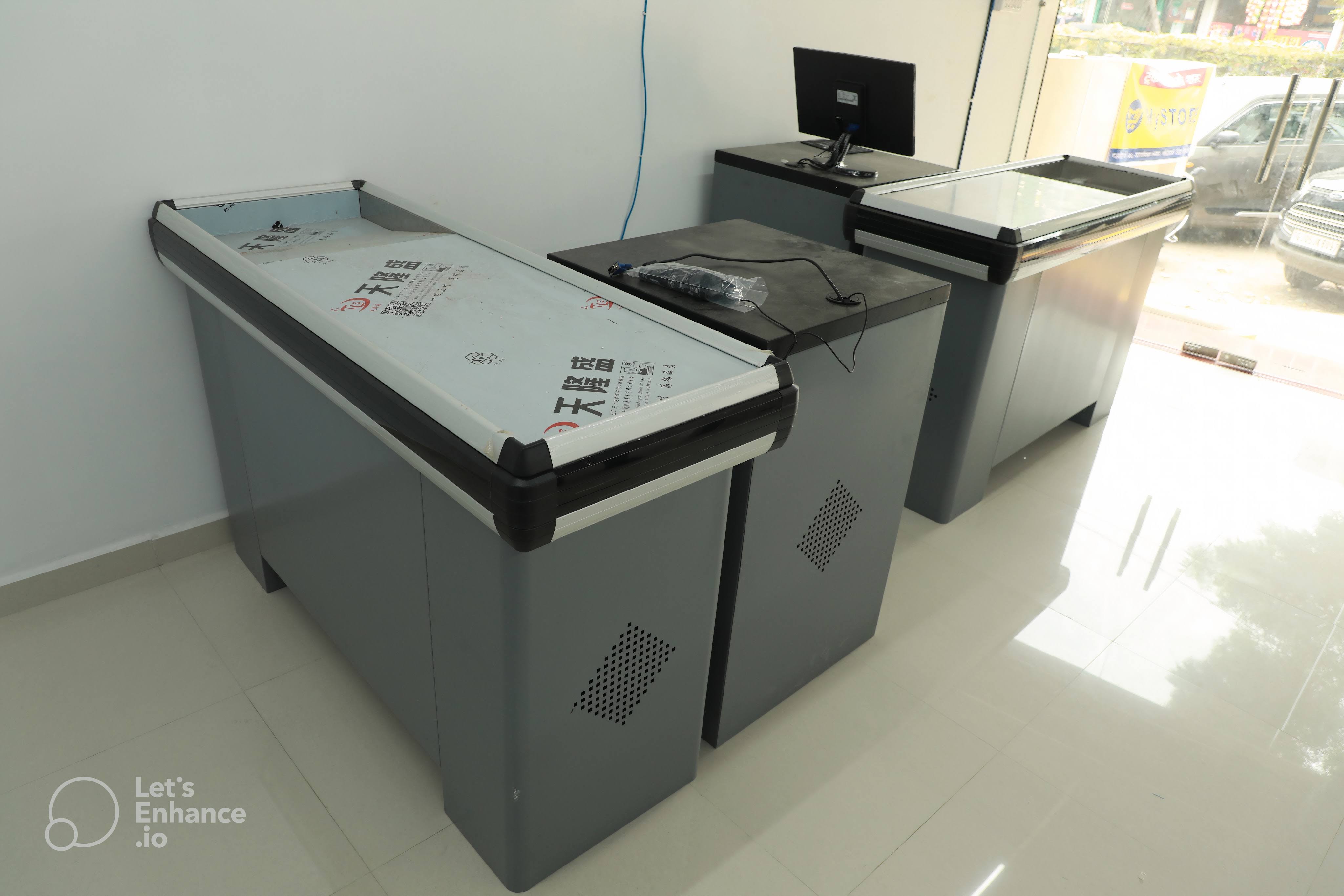 SUPERMARKET CASH COUNTER