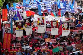 AP Fotos: Trabajadores de todo el mundo se manifiestan el 1 de mayo