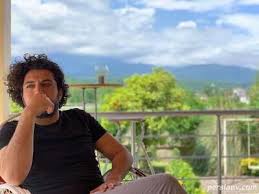 خیلی دور خیلی نزدیک