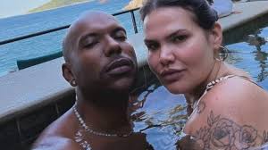 De maiô, Thais Carla curte viagem romântica com o marido