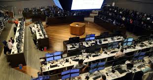 Ibovespa fecha em queda com eleição e guerra no radar; dólar sobe a R$ 5,04
