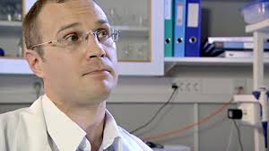 Tutkija Kaarlo Paakinaho on kehittänyt uuden sukupolven biohajoavia aineita, jotka pyrkivät jäljittelemään luukudoksen kasvua. - muovi-implantti_01