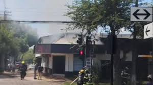 Incendio estructural con peligro de propagación moviliza a Bomberos de Los Ángeles