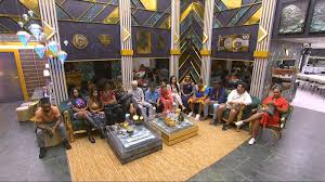 Participantes do Big Brother Brasil reunidos na sala, em um momento de convivência e interação dentro da casa mais vigiada d…