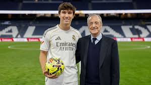 The president greets Gonzalo at the Bernabéu