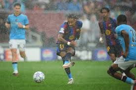 Raphinha marca dos goles y Barcelona inicia la Champions con goleada 5-1 al Feyenoord